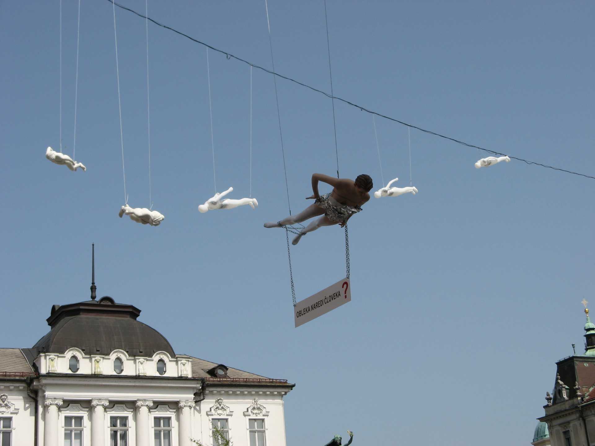 Ljubljana, zmago modic, novoletna dekoracija, leteče lutke