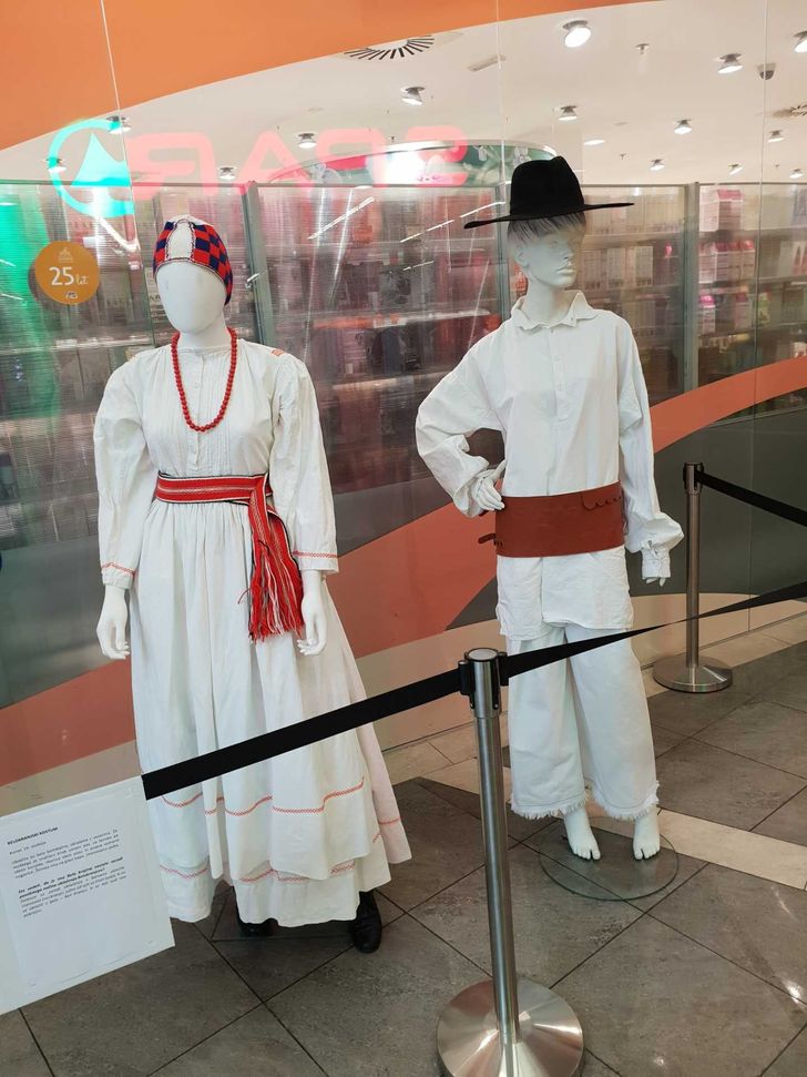 Qlandia, narodne noše, lutka v narodni noši, oblačila, izložbena lutka