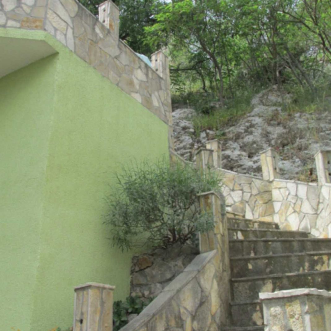 Old green house apartment / Krka waterfalls