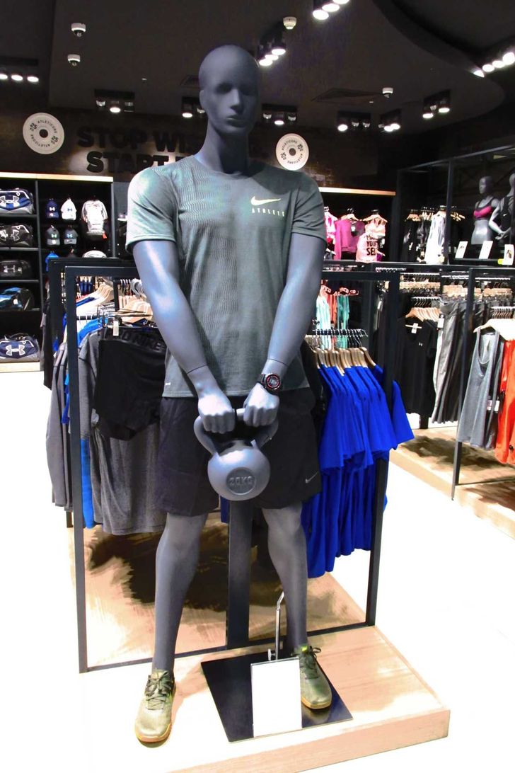 polleo, lutka, športna lutka, športna trgovina, dekoracija, izložba, merchandising