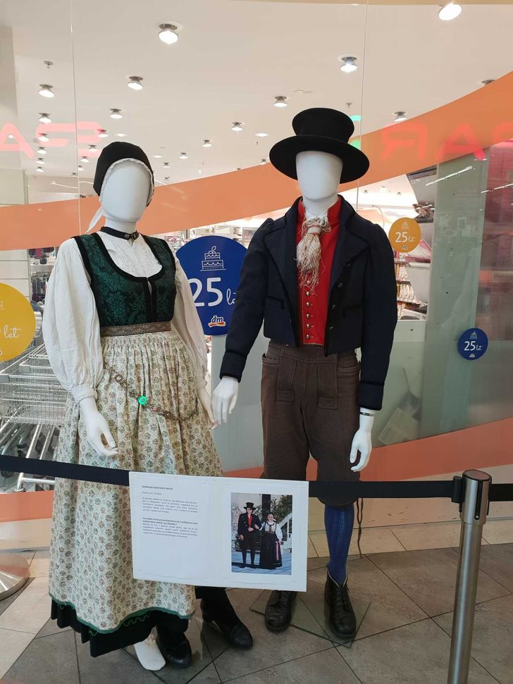 Qlandia, narodne noše, lutka v narodni noši, oblačila, izložbena lutka
