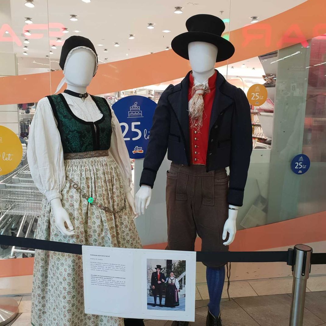 Qlandia, narodne noše, lutka v narodni noši, oblačila, izložbena lutka